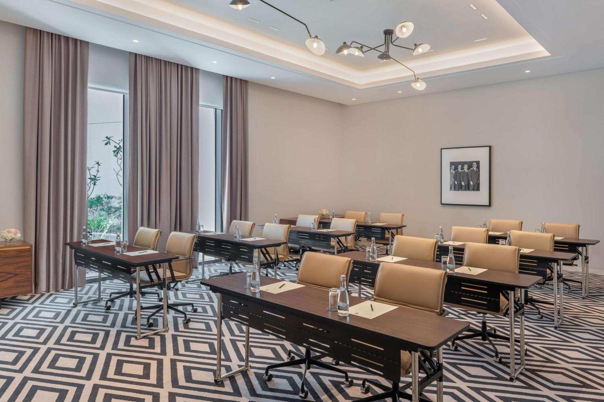 Отель The Wb Abu Dhabi, Curio Collection By Hilton Экстерьер фото